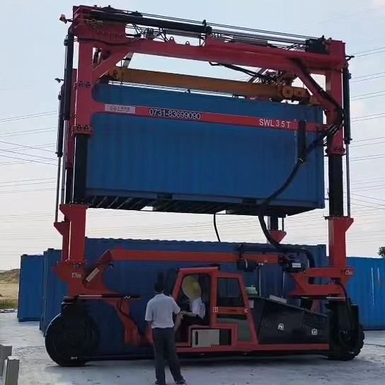 80T Straddle Carrier Truck Heavy Duty Vehicle For Port / Stock Yards Lifting Containers